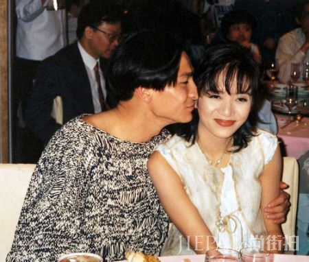 梅艳芳告别演唱会，含泪倒在刘德华怀里，谁注意到婚纱里的东西？