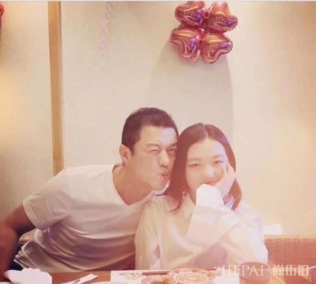 李嫣刚到国外就疯玩?弹钢琴都不认真,戴着头套做搞怪表情