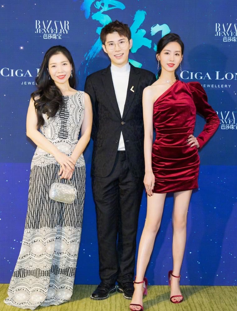 陈都灵穿老气拼接豹纹裙配长筒靴,浓浓少女感太美丽