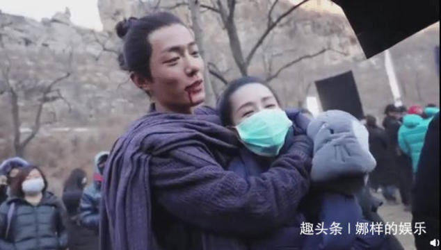 肖战搂李沁脖子,开启小“奶狗”模式,沁沁直言会传绯闻