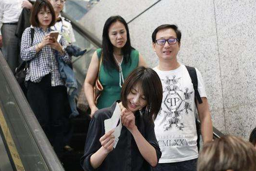 郑爽不满男友买的新衣服,张恒摆臭脸,这段恋情又“悬”了!