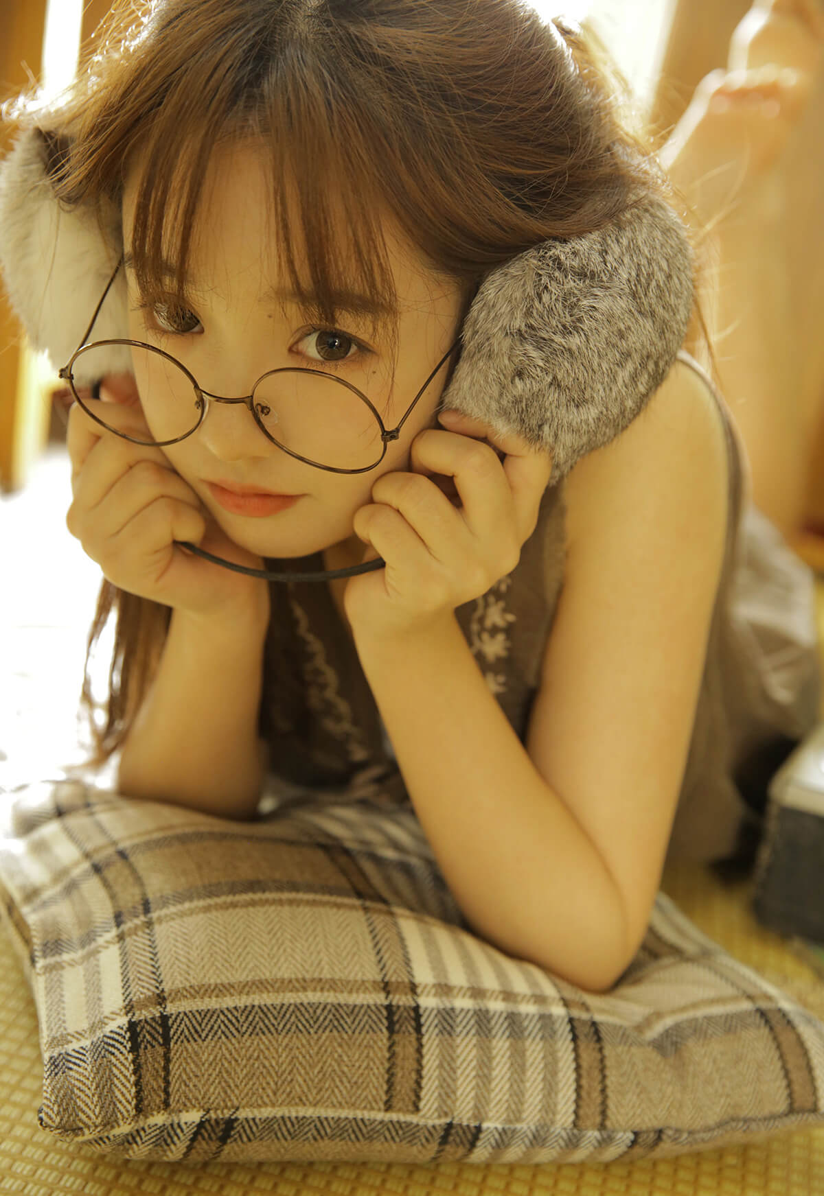 大眼性感撩人的美女懒散风格时尚写真照片