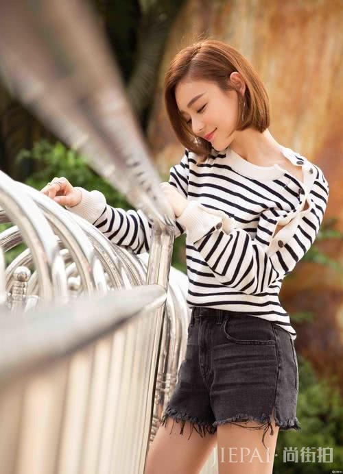 袁姗姗穿白T扎小辫,包包当腰带个性又可爱