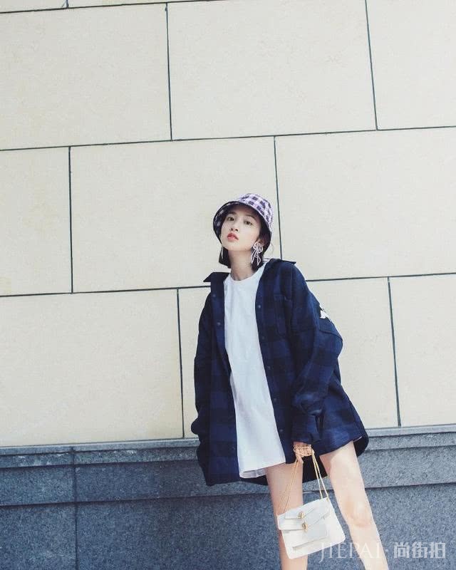 唐艺昕穿男友风衬衫玩下衣失踪，婚后全是藏不住的幸福感