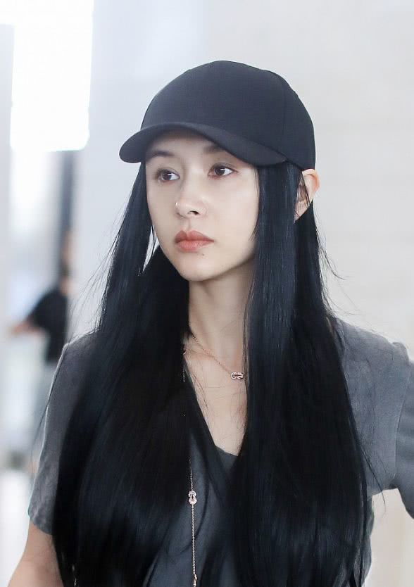 王子文及腰长发淑女气息超强，棒球帽时尚又减龄