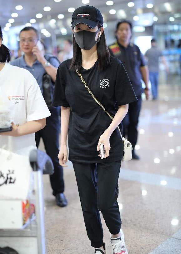 李一桐穿黑色T恤配黑色休闲裤,机场街拍瘦出新高度