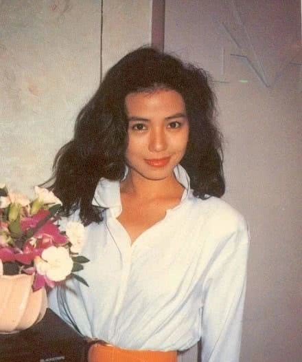 别再吹少女感了，秋日美人带着女人味颠覆审美