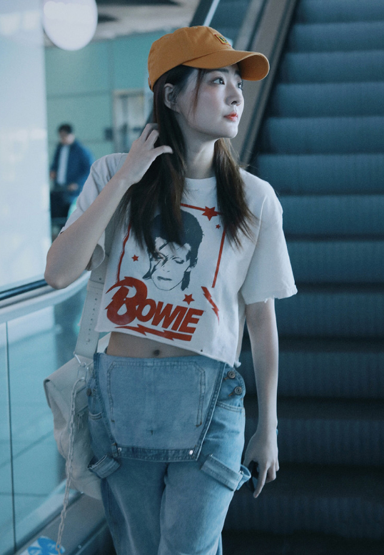 徐璐机场街拍:穿背带裤一根背带都不背?