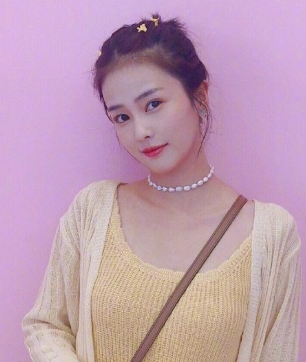 白鹿剧外甜美可爱，俏皮活泼，穿着还个性十足