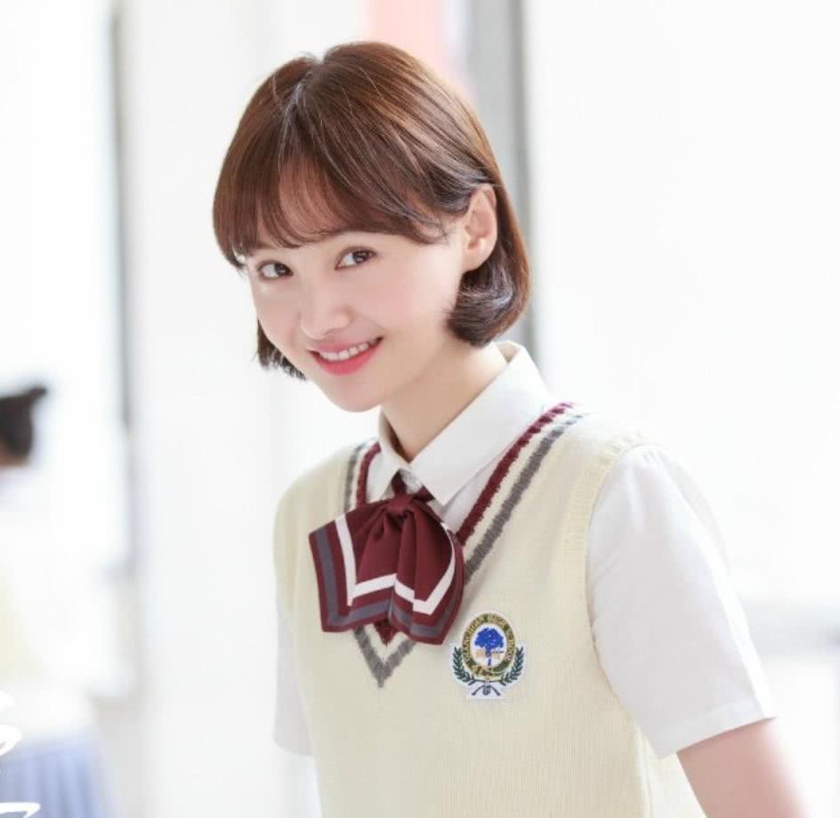 恋爱中的郑爽越来越甜了,扎双马尾美成精灵