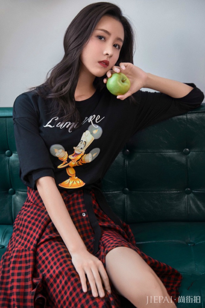 陈都灵不仅长的好看,穿衣也不简单!穿“反差”裙好冷艳,配长靴更显腿长