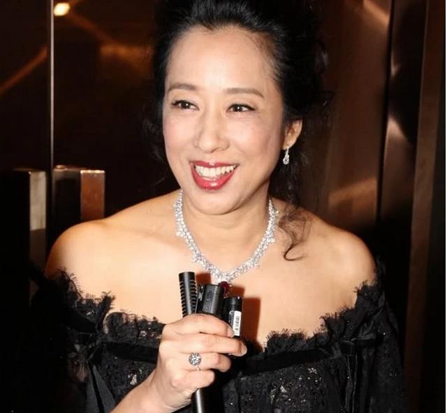 港媒拍朱玲玲逛名表店一掷千金,随后又到中医诊所很让人费解
