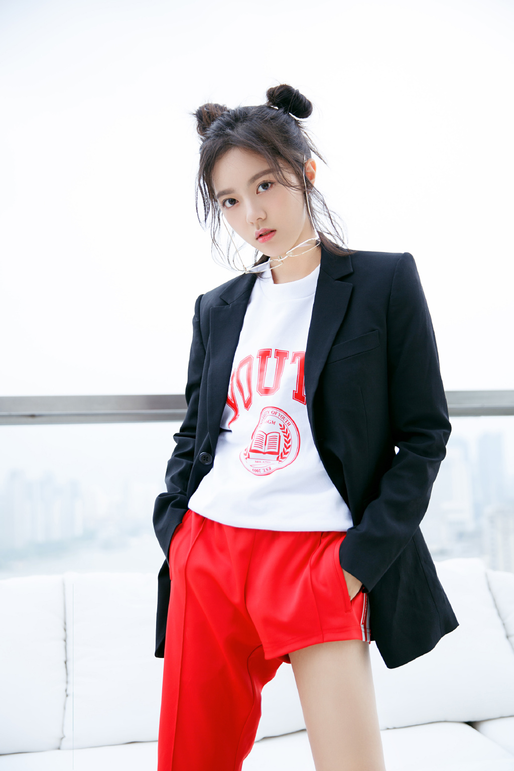 赵今麦可甜可盐的西服写真图片