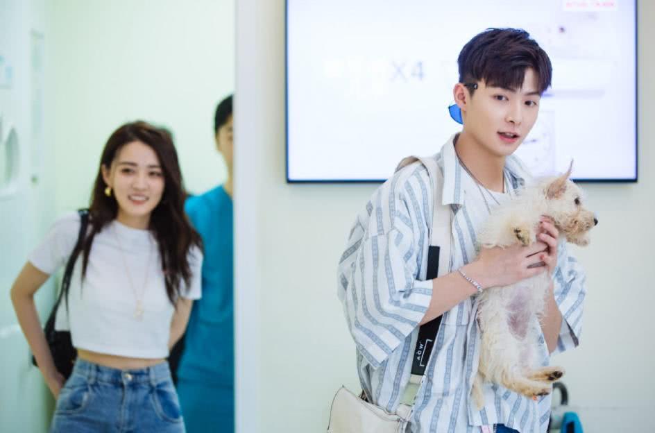 《女儿们的恋爱》约会造型,徐璐时髦,郭碧婷文艺,郑爽最随意