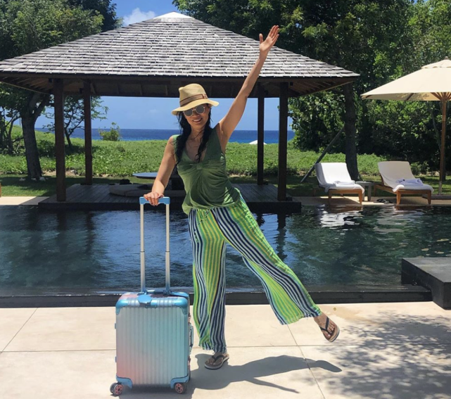 50岁邓文迪与23岁小男友彻底掰了，男方公开与漂亮新女友亲吻