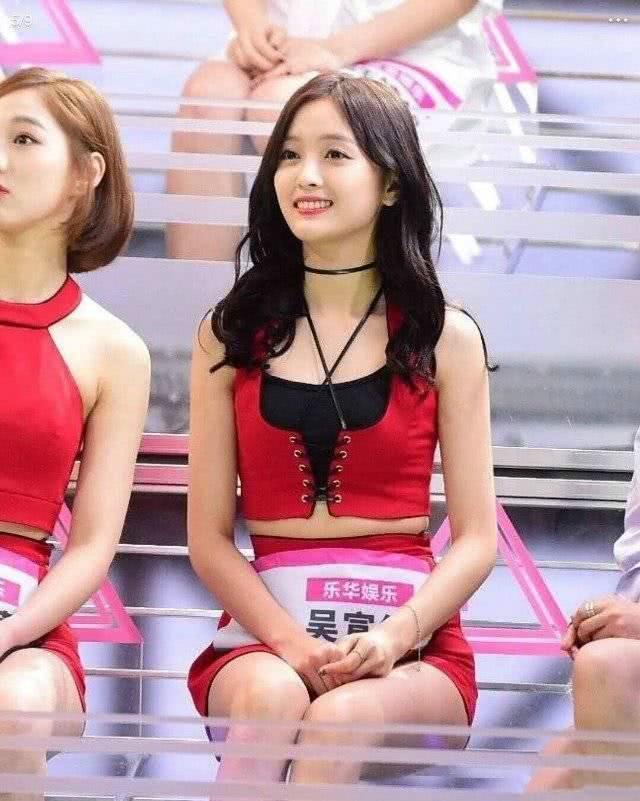 有马甲线的吴宣仪开始频繁展示她的小蛮腰，终于回归少女感了