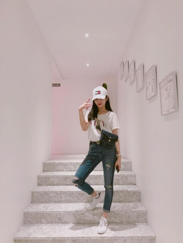 有马甲线的吴宣仪开始频繁展示她的小蛮腰，终于回归少女感了