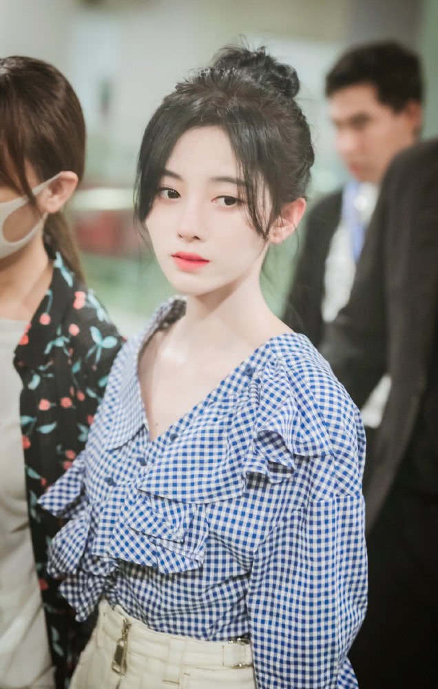 鞠婧祎和郑爽穿同款格纹上衣,这下知道腿长的重要性了