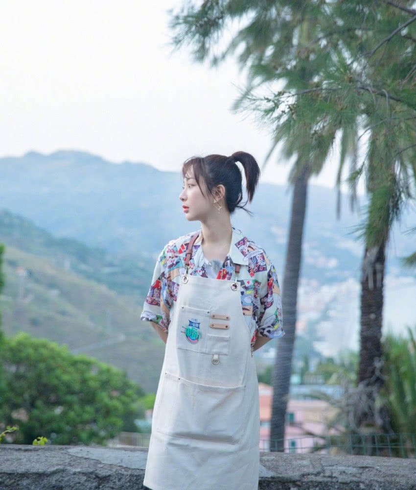 杨紫穿扑克衬衫配阔腿裤,扎高马尾少女感十足