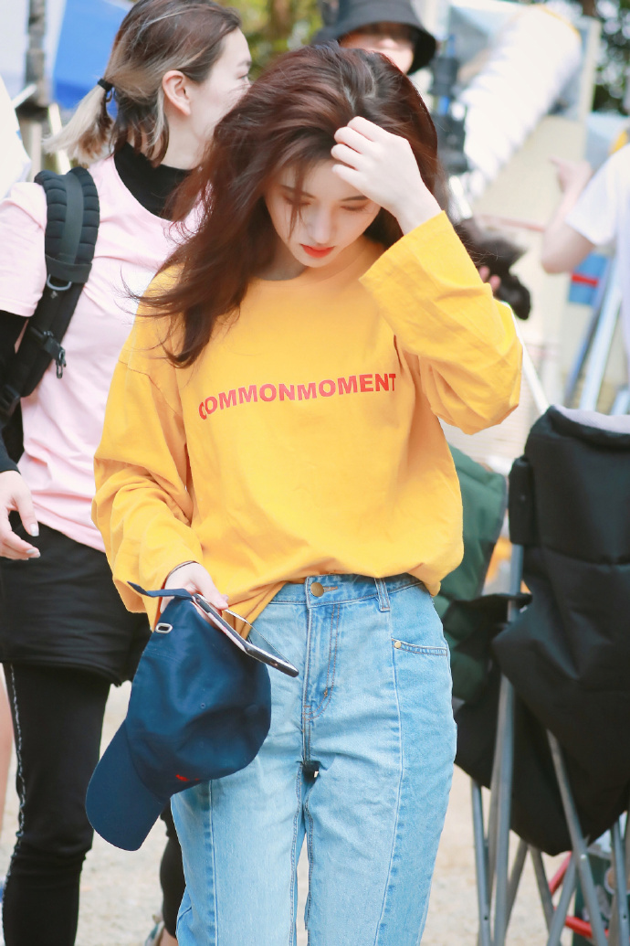 鞠婧祎夏日街拍图片,港风十足