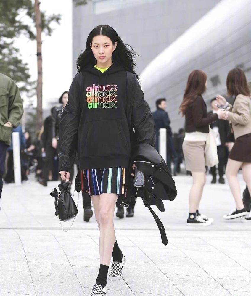 国内美女街拍：卫衣秋衣搭配好好看，精致过一个秋天