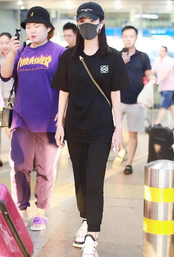 李一桐穿黑色T恤配黑色休闲裤,机场街拍瘦出新高度