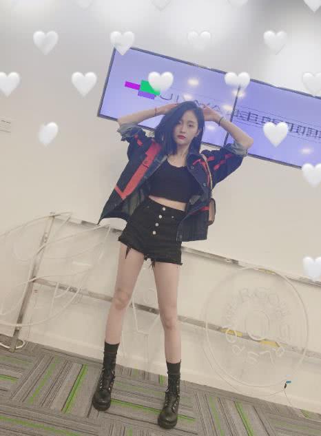 有马甲线的吴宣仪开始频繁展示她的小蛮腰，终于回归少女感了