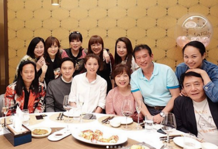 48岁袁咏仪与众好友庆生，老公张智霖不送包送“转运锦鲤”