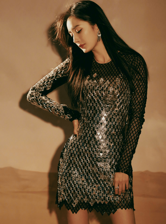 杨幂穿无痕裙秀出好身材，珠宝饰品越发优雅迷人