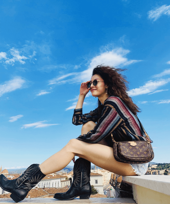 钟楚曦意大利旅拍，随性爆炸头搭牛仔热裤，景美人飒实在抢镜