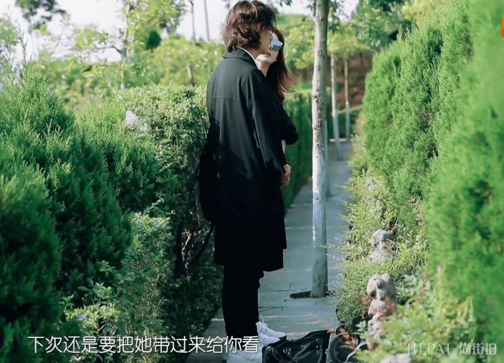 戚薇墓地悼念过世外公,李承铉跪地陪伴,身旁摄像机却引热议