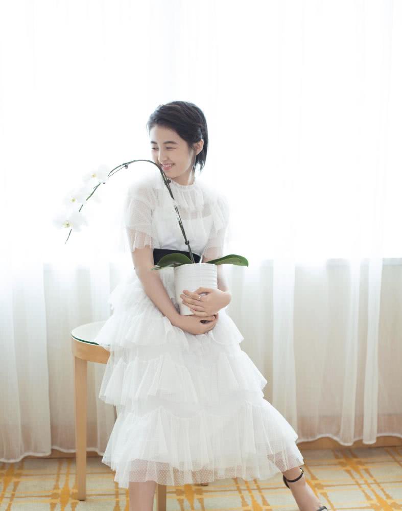 张子枫穿4万3的外套搭配牛仔裤,比男的都帅