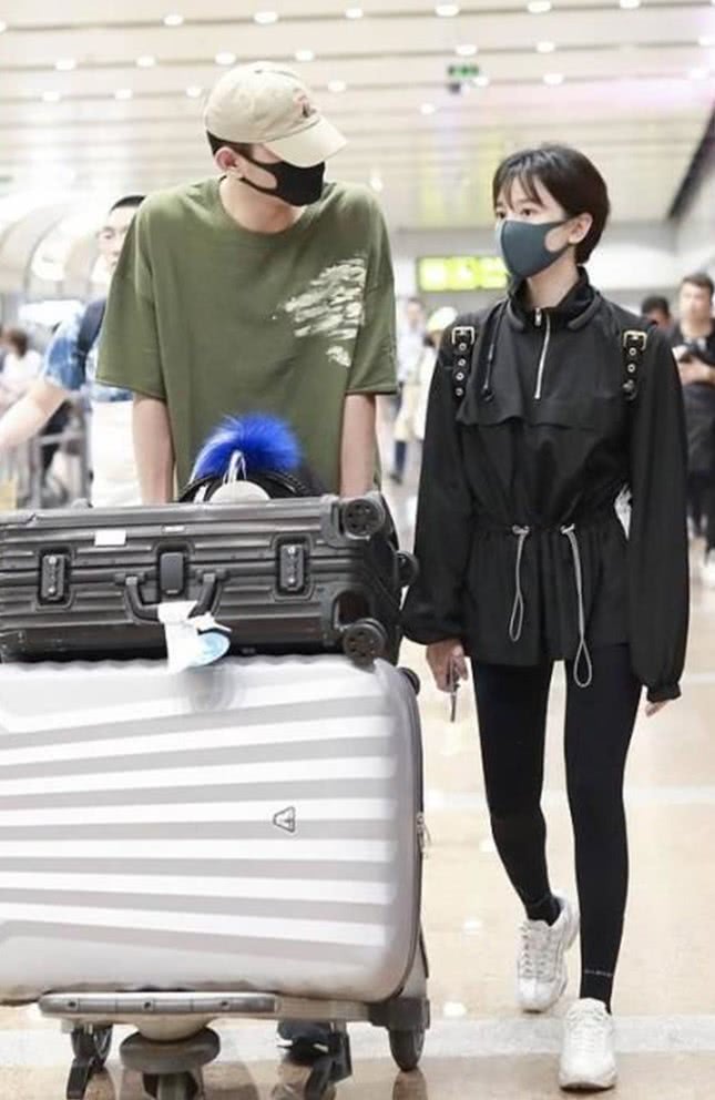 于小彤女友穿无痕裤凹腿，让190的直男对她百般甜宠