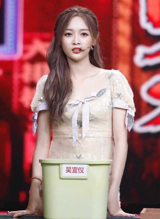 有马甲线的吴宣仪开始频繁展示她的小蛮腰，终于回归少女感了