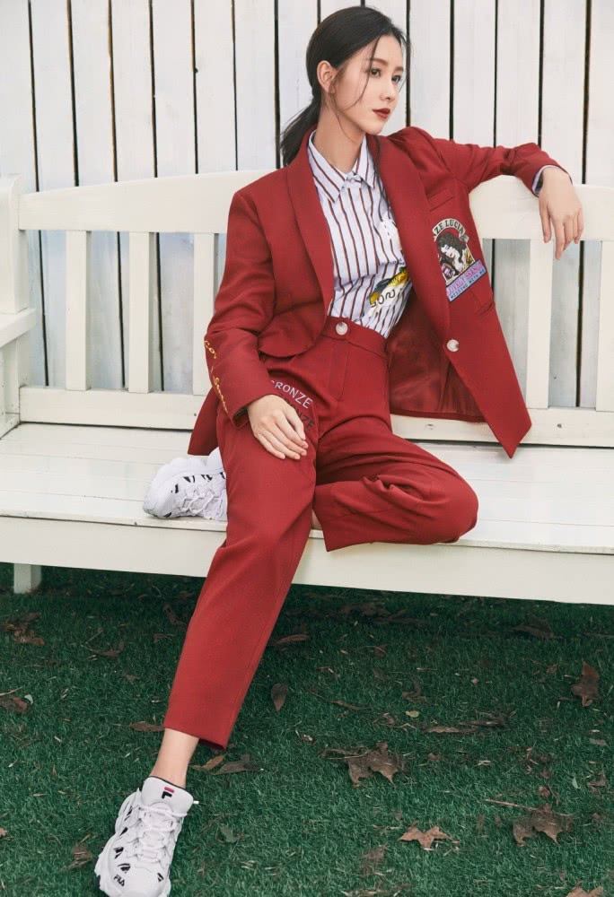 陈都灵穿老气拼接豹纹裙配长筒靴,浓浓少女感太美丽