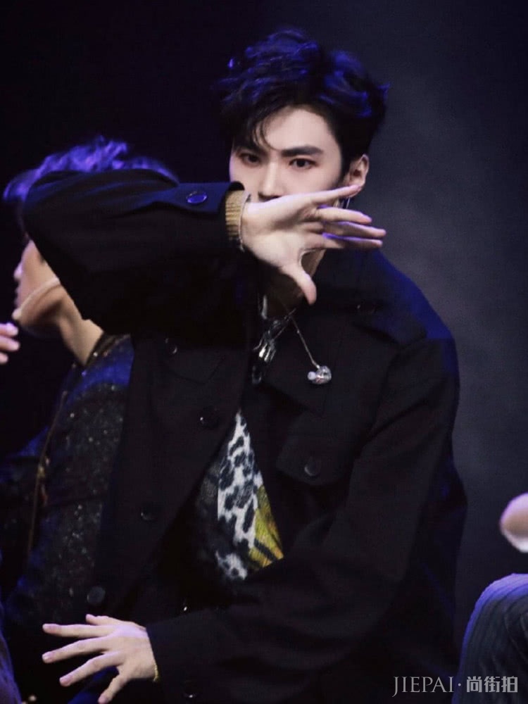 UNINE新造型,穿黑色造型耍帅,却被陈宥维土黄色抢镜!