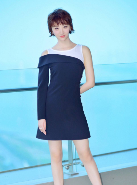 景甜黑色花瓣裙秀曲线身材，扎丸子头知性优雅