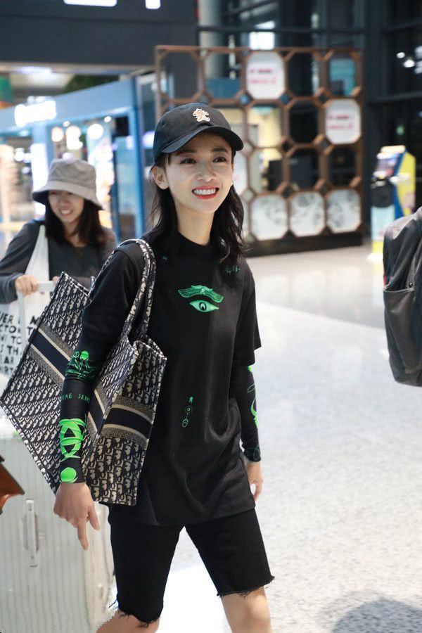 吴谨言拿买菜包走机场,4分短裤配马丁靴太敢穿