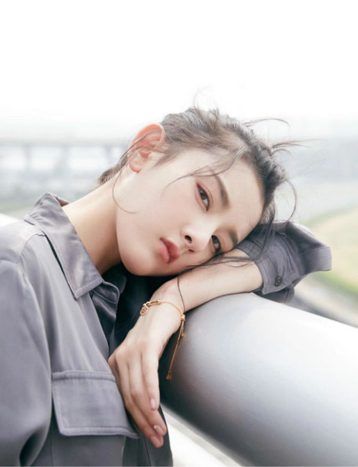 宋祖儿出发纽约时装周 演绎轻熟摩登少女