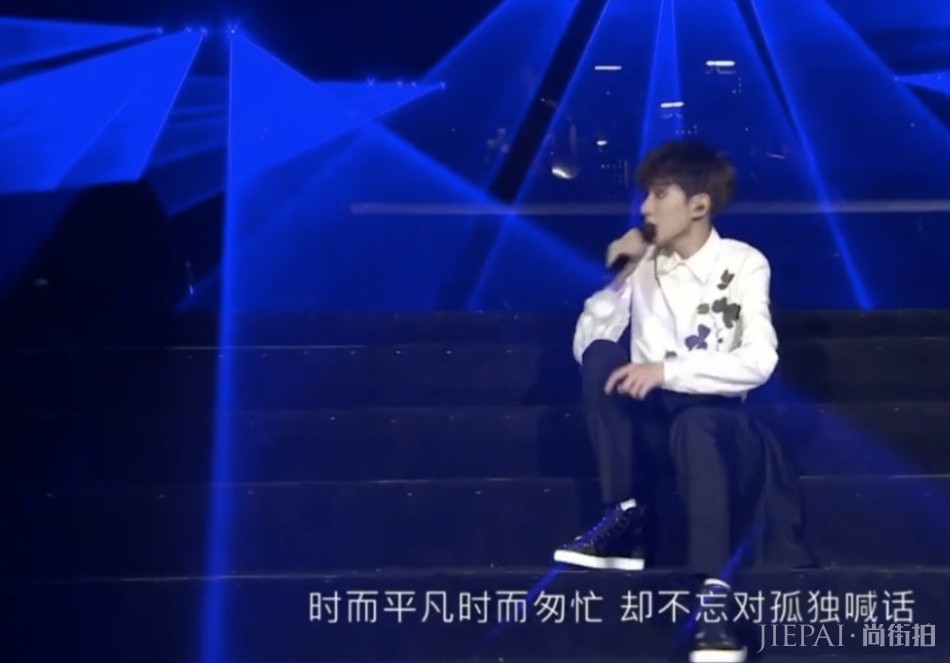 王源演唱会上被巨响吓到弹起!面对突发事故,他三次登台解释原因