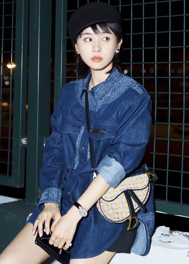 王子文及腰长发淑女气息超强,棒球帽时尚又减龄