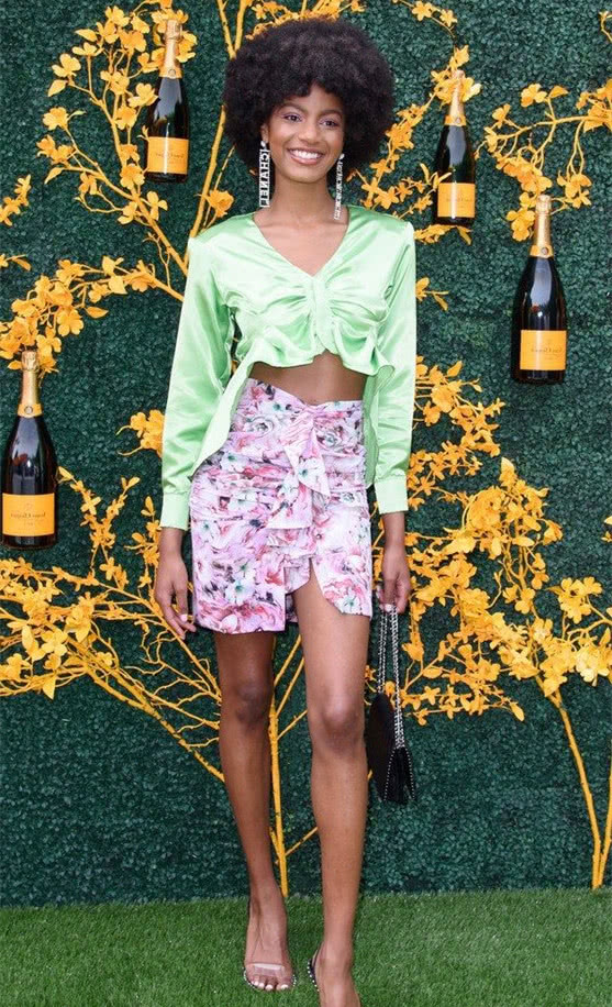 穿清新的碎花半身裙,做甜美的小女生