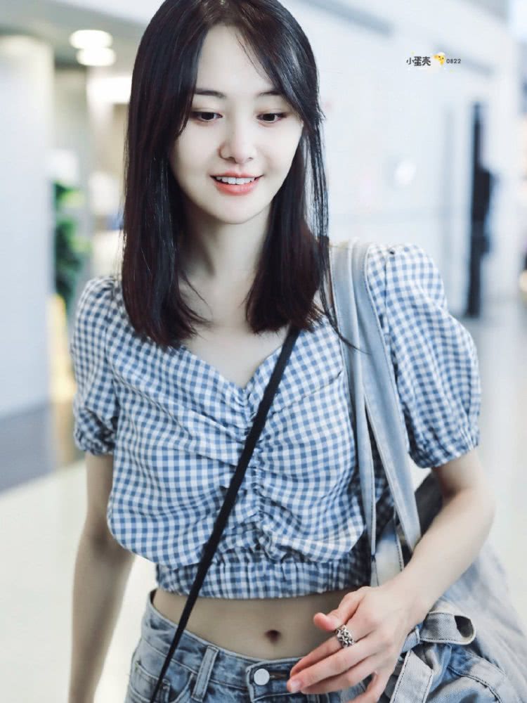 鞠婧祎和郑爽穿同款格纹上衣,这下知道腿长的重要性了