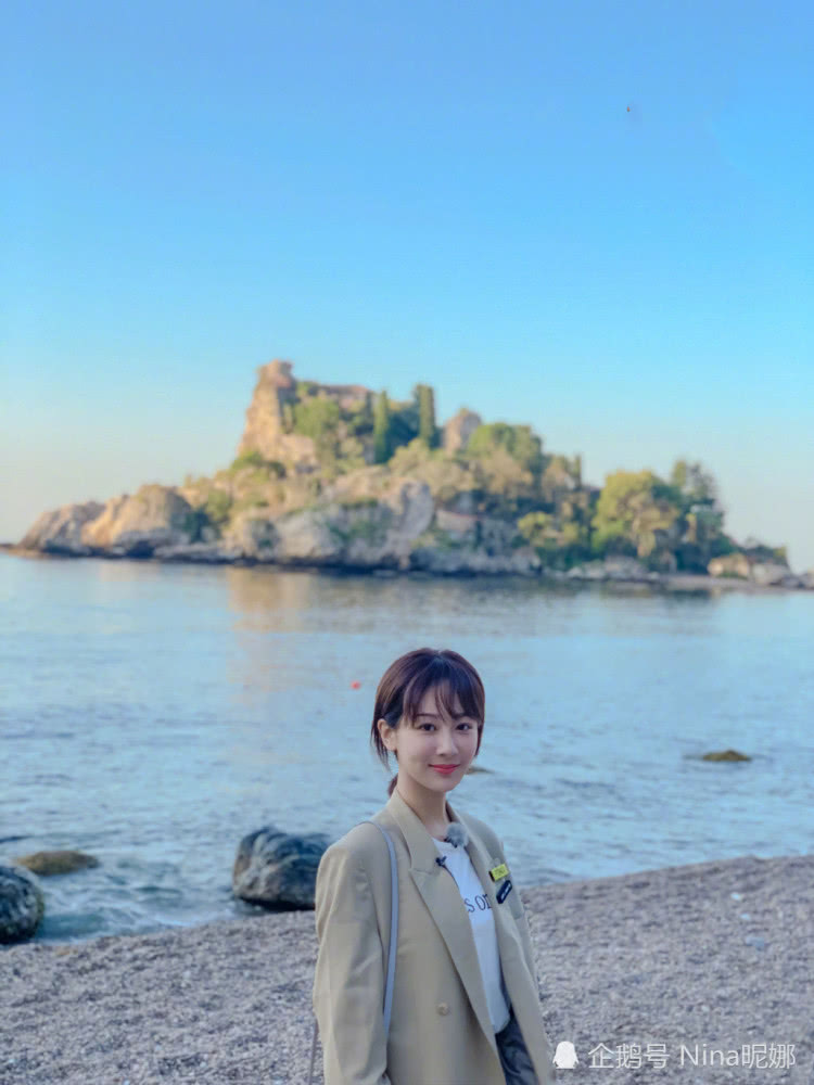 杨紫穿西装配裙子真好看,越来越有品了