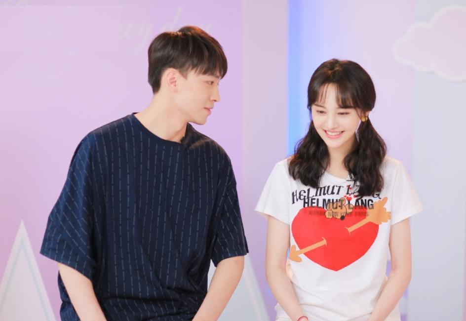 恋爱中的郑爽越来越甜了，扎双马尾美成精灵