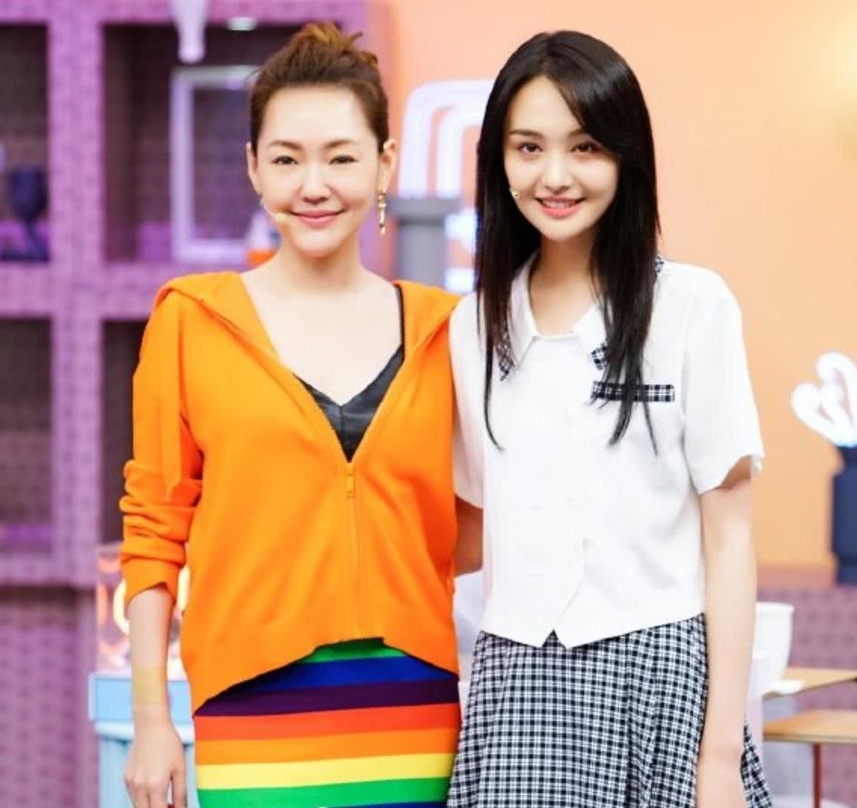 恋爱中的郑爽越来越甜了,扎双马尾美成精灵