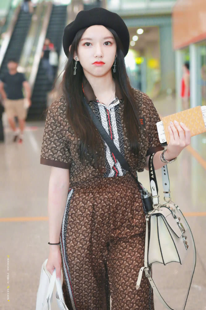 秋日明星机场街拍:孟美岐程潇穿出复古感,金高银打扮最高级
