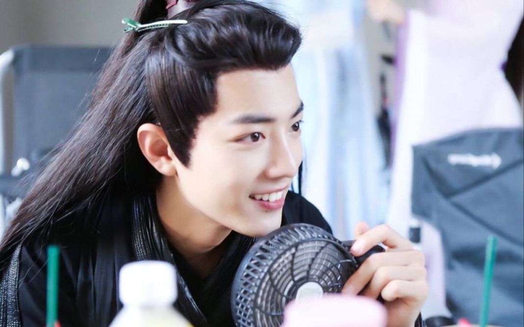 陈飞宇要走“黑红”路线？继欧阳娜娜王一博后，又和肖战撞衫比拼