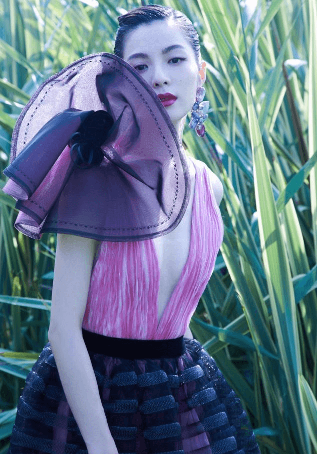 钟楚曦造型撞衫倪妮，高级脸冷艳大气，太美啦