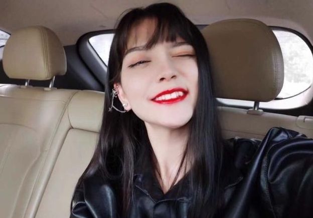 ​狂蹭热巴热度，美颜前后像换脸，网友：这位妹妹太想红了！